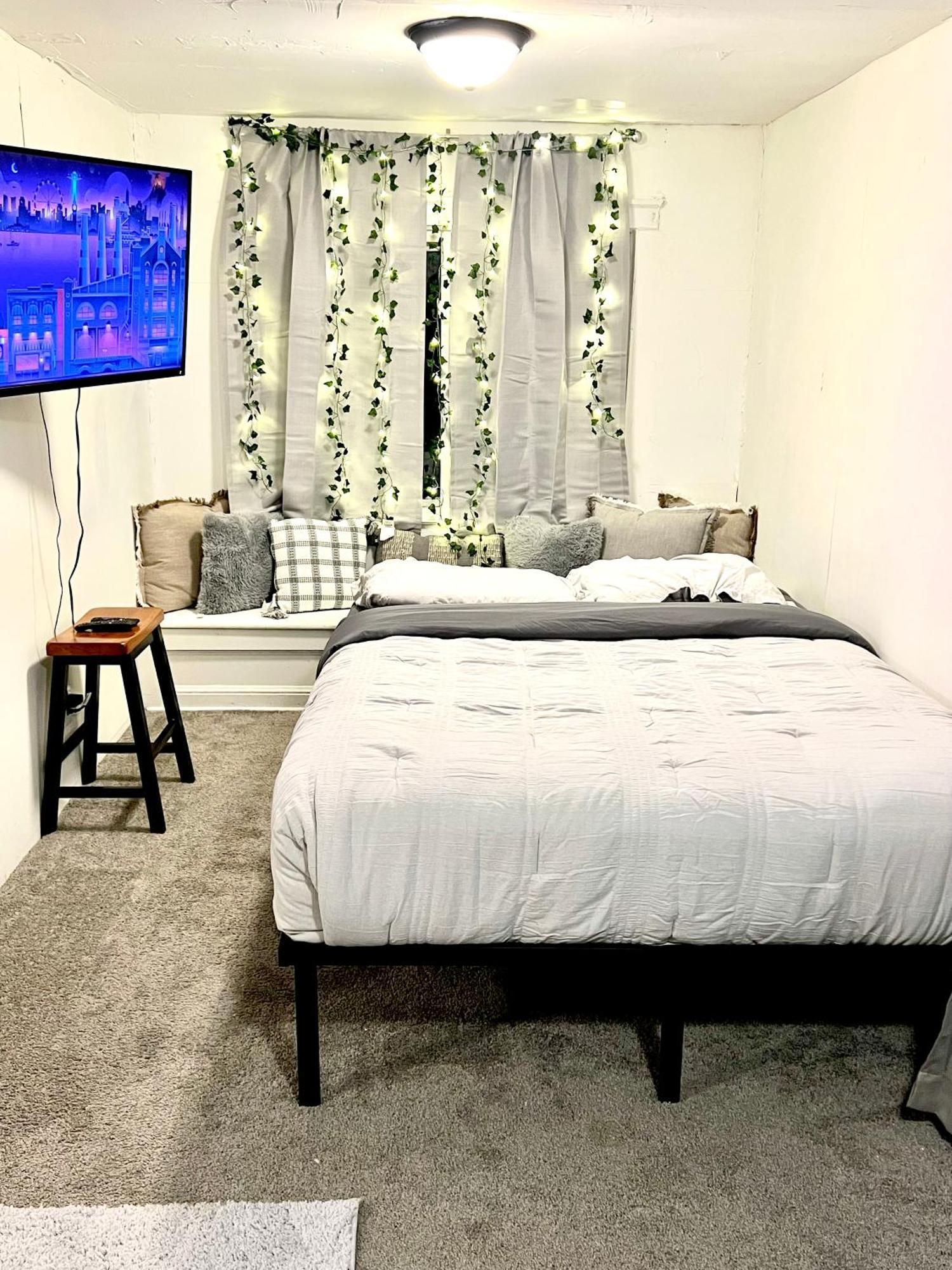Two Bedroom Villa Studio With Fireplace & Living Room Детройт Экстерьер фото