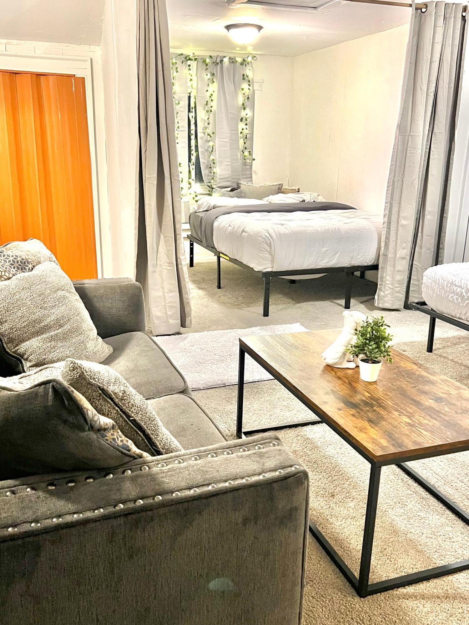 Two Bedroom Villa Studio With Fireplace & Living Room Детройт Экстерьер фото