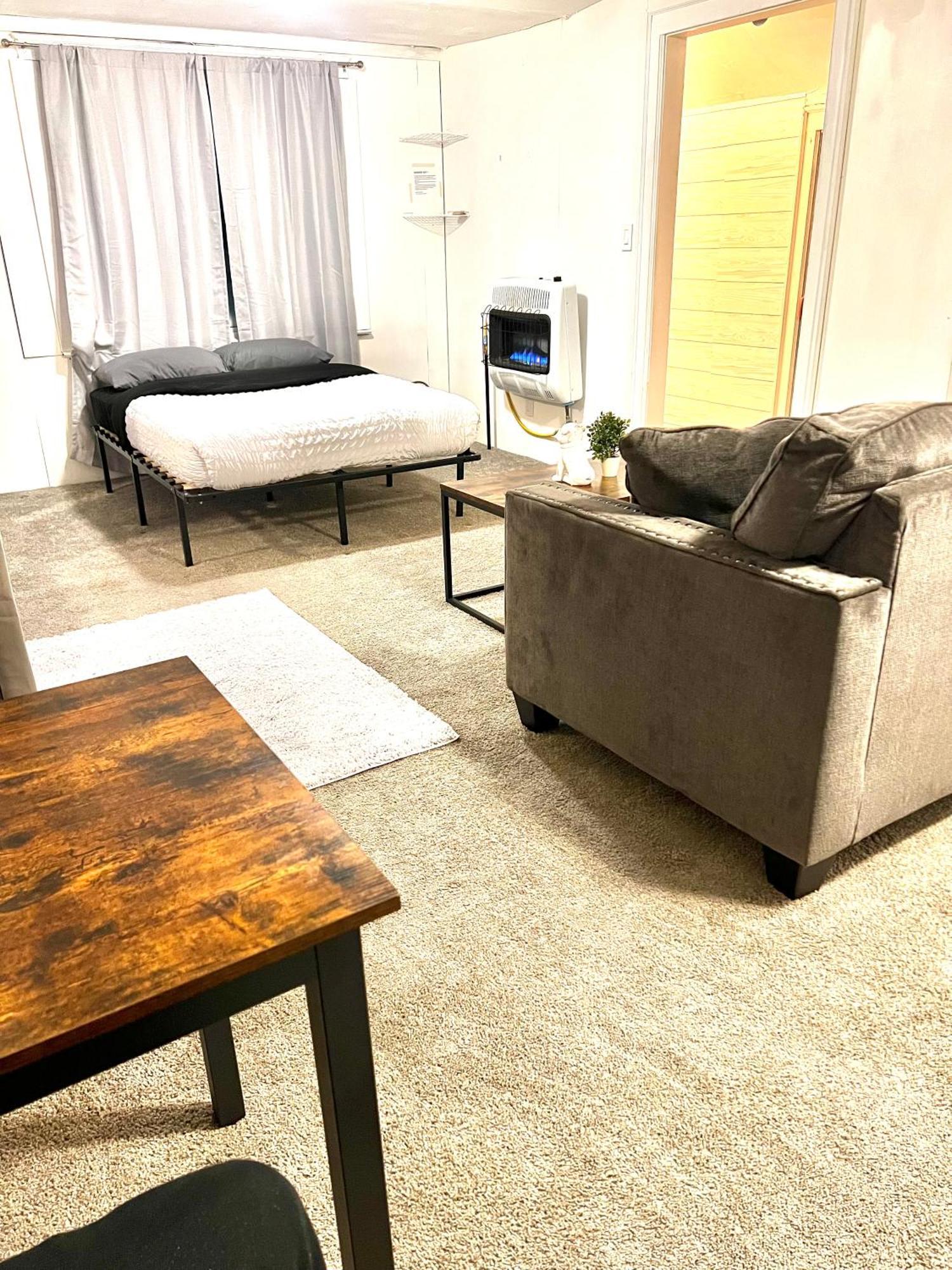 Two Bedroom Villa Studio With Fireplace & Living Room Детройт Экстерьер фото